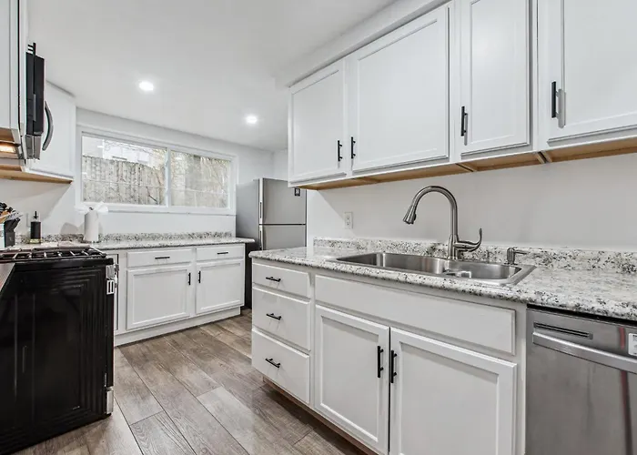 Modern Family Friendly 3 Bedroom Great Location *