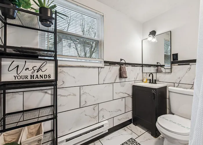 Modern Family Friendly 3 Bedroom Great Location *
